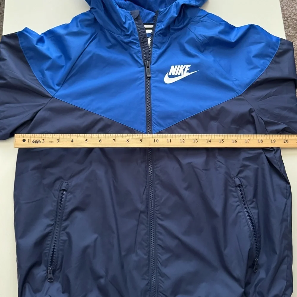 Nike Older Kids Full Zip Windrunner Jacket size XL
